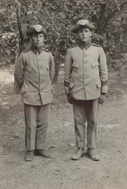 Två okända unga män i soldatuniform modell Ä