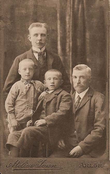 Gruppfoto av familjemedlemmar (pojkar och män)