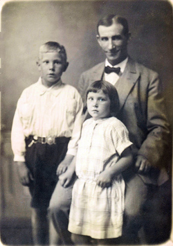 Morfar med
sonen Bertil och dottern Ethel