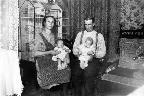 Wilhelm och
Emma med tvillingarna Brita och Berta